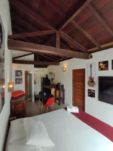 Televízia a/alebo spoločenská miestnosť v ubytovaní Casa Larrosa Itaúna Adults Only