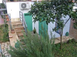 A garden outside Appartamento Vivaldi