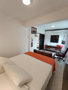 سرير أو أسرّة في غرفة في Casa Larrosa Itaúna Adults Only