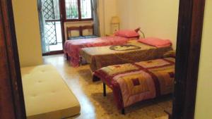 Lova arba lovos apgyvendinimo įstaigoje B&B NEAR METRO' CENTRAL LINE - Only wc in the rooms 15 Minutes to Termini Station 20 to Spagna square - In the Night Bus