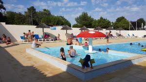 un grupo de personas sentadas en una piscina en Camping Le Lagon Bleu, en Notre-Dame-de-Monts