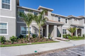 una casa con palmeras delante en Four-Bedroom Townhome Kissimmee, en Orlando