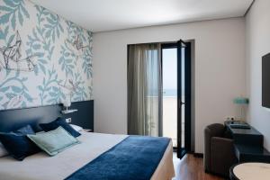Postel nebo postele na pokoji v ubytování Hotel Neptuno Playa & Spa