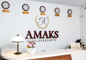 una oficina con un escritorio con relojes en la pared en AMAKS Congress Hotel, en Rostov-on-Don
