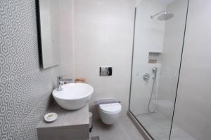 y baño con lavabo, aseo y ducha. en mantinia-apartments, en Mikri Mantineia