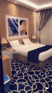 Кровать или кровати в номере Juri Ahla Al Masayef Furnished Units