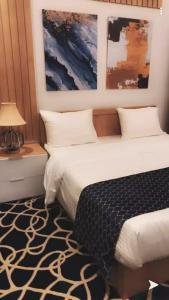 سرير أو أسرّة في غرفة في جوري احلى المصائف للوحدات السكنية