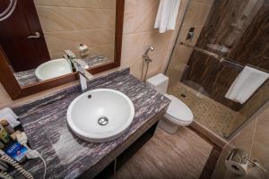 Koupelna v ubytování Hotel City Plaza & Suites