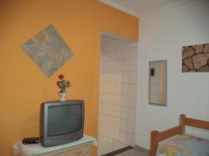 a small television sitting on a table in a room at Jóias Preciosas- Kitnet Mobiliado in Campinas