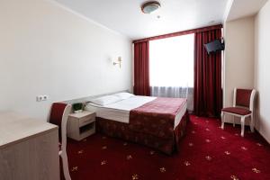 una camera d'albergo con letto e finestra di AMAKS Congress Hotel a Rostov sul Don