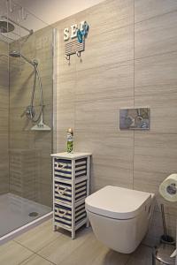 y baño con aseo y ducha. en Apartament Blue Bay 2-pokojowy en Darlowko