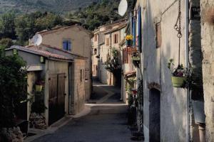 um beco numa cidade velha com edifícios em RASCAS Gîte de Montagne em Briançonnet