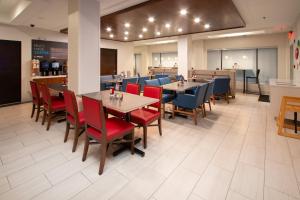A restaurant or other place to eat at Holiday Inn Express & Suites Tupelo, an IHG Hotel