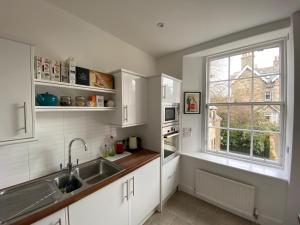 cocina con fregadero y ventana en Lade Braes Lane, Westview House, Westview, St. Andrews, Fife, KY16 9ED en St Andrews