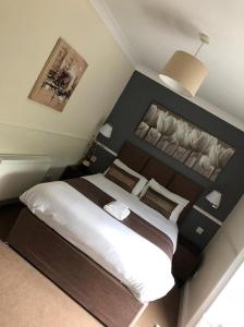 a bedroom with a large bed in a room at Gomersal Lodge Hotel in Cleckheaton