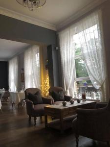 A seating area at Gomersal Lodge Hotel 