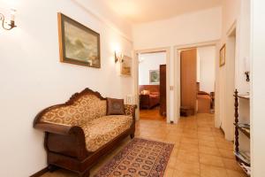 a living room with a couch in a room at Casa Margherita in Como