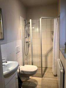 Ένα μπάνιο στο 2-Zimmer Ferienwohnung im Herzen von Scheeßel
