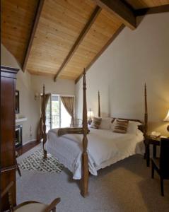 Un dormitorio con una cama grande con techo de madera. en Merritt House Hotel, en Monterey 19 fotos más