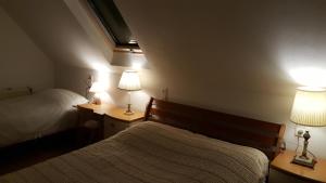 sypialnia z 2 łóżkami i 2 lampkami na stołach w obiekcie Vakantiewoning Deend w mieście Laren
