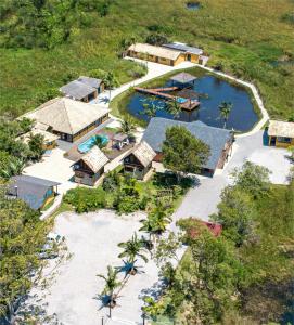 una vista aérea de un complejo con piscina en Pousada Xaxá, en Guarda do Embaú