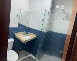 ein Badezimmer mit Dusche, Waschbecken und Toilette in der Unterkunft Pousada Residencial Milagre 101 in Juazeiro do Norte