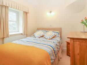 Una cama o camas en una habitación de 8 Coastguard Cottages