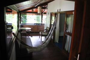 een hangmat in de woonkamer van een huis bij Suíte Bella Vista in Barra Grande