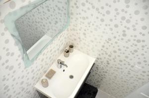 une salle de bains avec un lavabo et un miroir dans l'établissement Caribe Apartament S&D el castillo dominicus Apartamento #9, à Bayahibe 44 autres photos