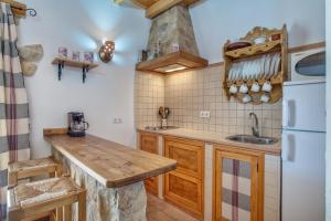 kuchnia z blatem, zlewem i lodówką w obiekcie Alojamiento Rural La Pila w mieście Ronda