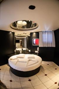 Motel Paradiso Carazinho (Adults Only) في كارازينيو: غرفة نوم بسرير كبير في غرفة