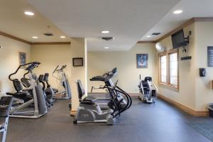einen Fitnessraum mit Laufbändern und Crosstrainern in einem Zimmer in der Unterkunft Pointe Royale Golf Resort in Branson