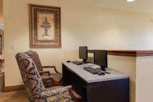 um quarto com uma secretária com 2 monitores e uma cadeira em Pointe Royale Golf Resort em Branson