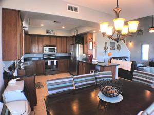 eine Küche und ein Wohnzimmer mit einem Tisch im Zimmer in der Unterkunft Las Brisas Beach Getaway - Big Ocean Views! in Surfside Beach