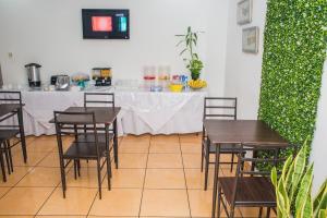 Kohvi ja tee valmistamise võimalus majutusasutuses Hotel Verona