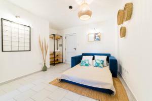 ein Schlafzimmer mit einem blauen Bett mit zwei Kissen in der Unterkunft Casa Nómada - Nueva Córdoba in Cordoba