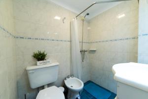 een badkamer met een toilet, een wastafel en een douche bij Casa Nómada - Nueva Córdoba in Cordoba