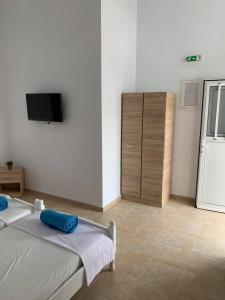 TV a/nebo společenská místnost v ubytování PALS Studios Lindos