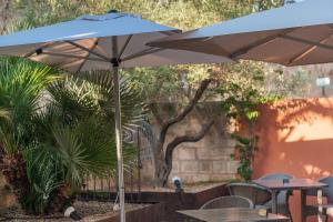 a blue umbrella sitting next to a table and chairs at Alcudia Petit - Turismo de Interior in Alcudia