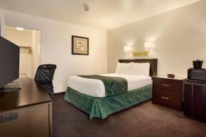 Katil atau katil-katil dalam bilik di Travelodge by Wyndham Winslow