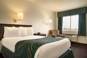 Katil atau katil-katil dalam bilik di Travelodge by Wyndham Winslow