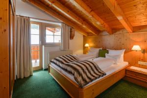 a bedroom with a large bed in a room at Fürmesli Appartements in Lech am Arlberg