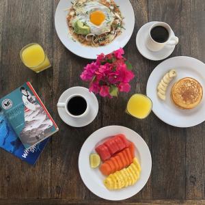 - une table avec des assiettes de nourriture pour le petit-déjeuner et des tasses de café dans l'établissement Paamul Hotel, à Palmul