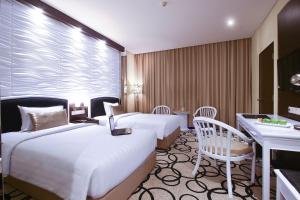 Voodi või voodid majutusasutuse Hotel New Saphir Yogyakarta toas +29 fotot