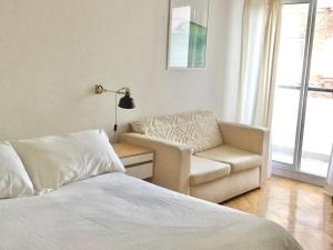 1 dormitorio con 1 cama, 1 sofá y 1 silla en Luminous Apartment in Recoleta en Buenos Aires