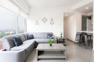 uma sala de estar com um sofá e uma mesa em San Angel Luxury apartment 2BR 2BA 1Parking em Cidade do México