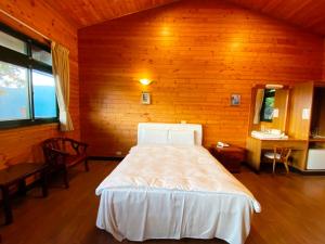 Postel nebo postele na pokoji v ubytování Cloud Falls Resort