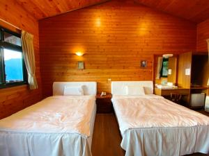 Postel nebo postele na pokoji v ubytování Cloud Falls Resort