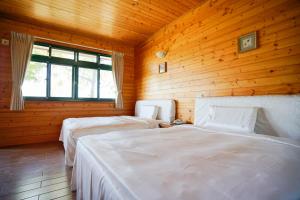 Postel nebo postele na pokoji v ubytování Cloud Falls Resort