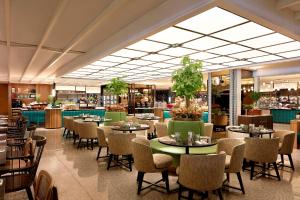 Restoran ili drugo mesto za obedovanje u objektu Orchard Hotel Singapore